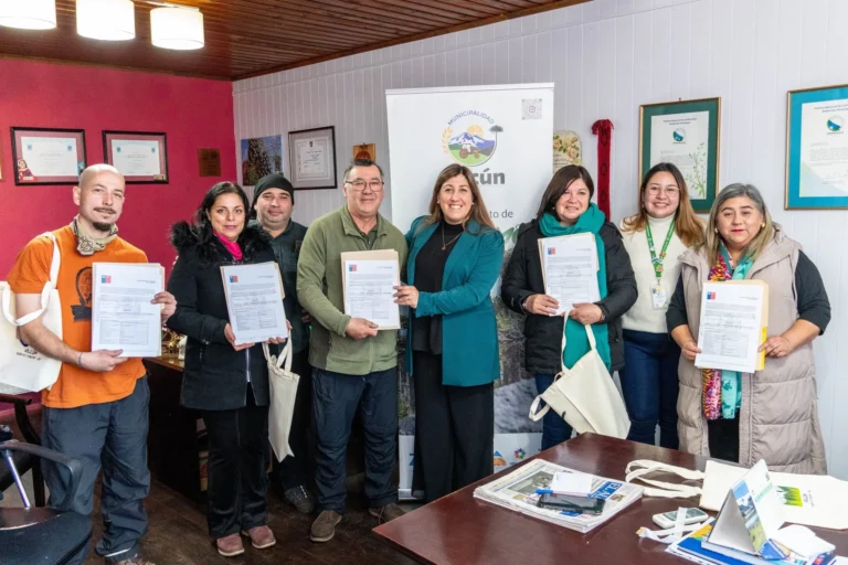 ALCALDESA REALIZA ENTREGA DE 8 CARPETAS DE PROYECTOS SANITARIOS A EMPRENDIMIENTOS TURÍSTICOS DE LA COMUNA