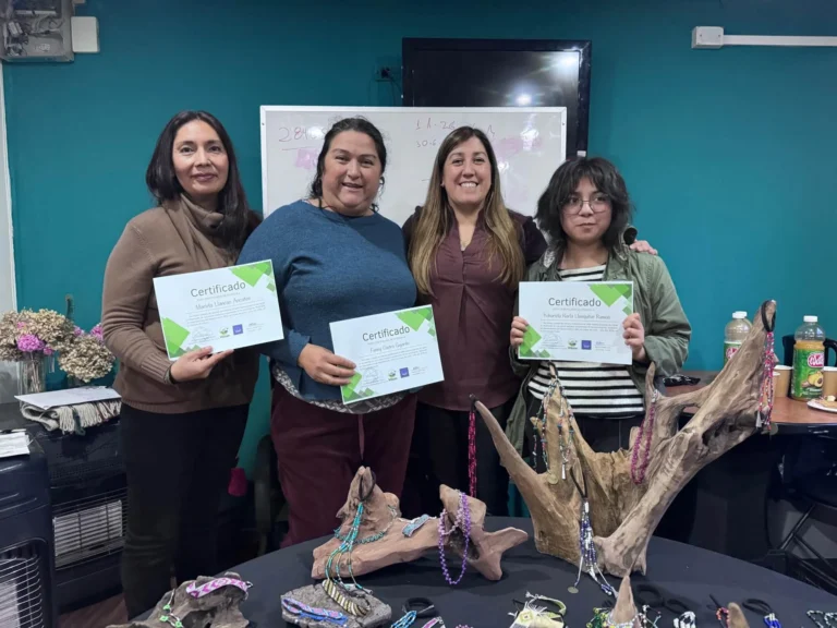 Usuarias del Programa de Fomento Productivo finalizaron curso de tejido en mostacilla