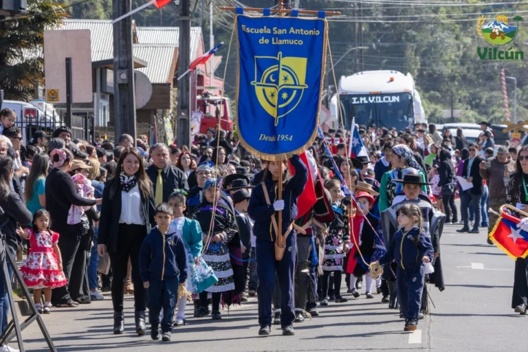 Desfile de Fiestas Patrias y Brindis de Honor en Cajón